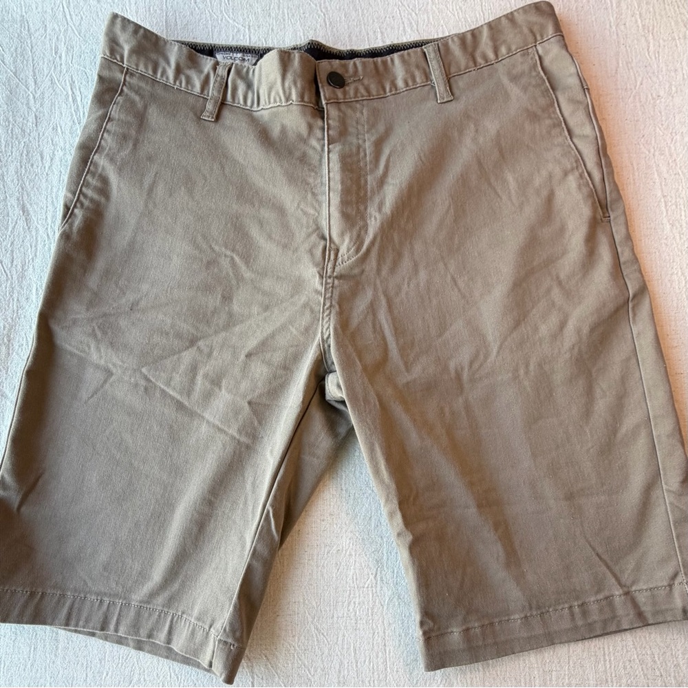 Volcom Men's Flat Front Tan Shorts size 32